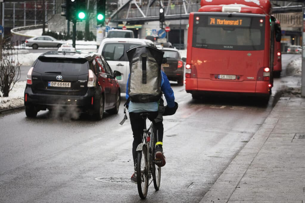 Sykkel på vei etter en buss i trafikert område.