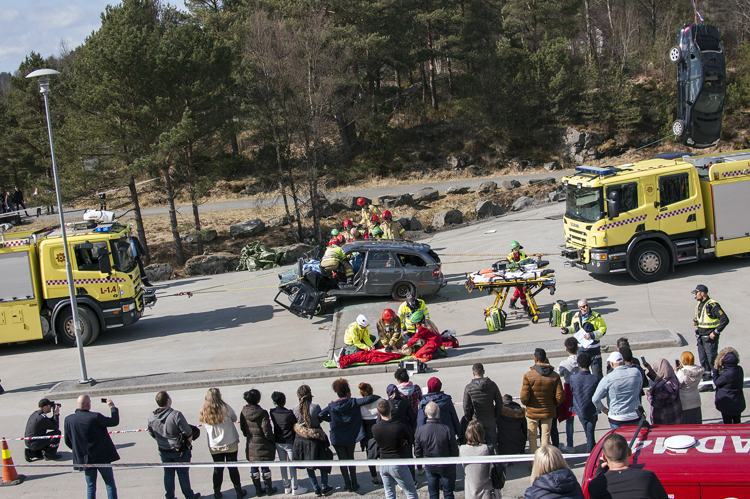 Redningsbiler på stedet av en fiktiv bilulykke