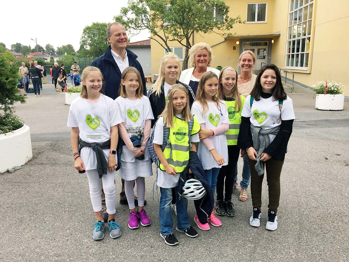 Samferdselsminister Ketil Solvik-Olsen, rektor Lene Rønning-Arnesen og flere av elevene ved Smestad skole i Oslo samlet i gruppe for fotografering