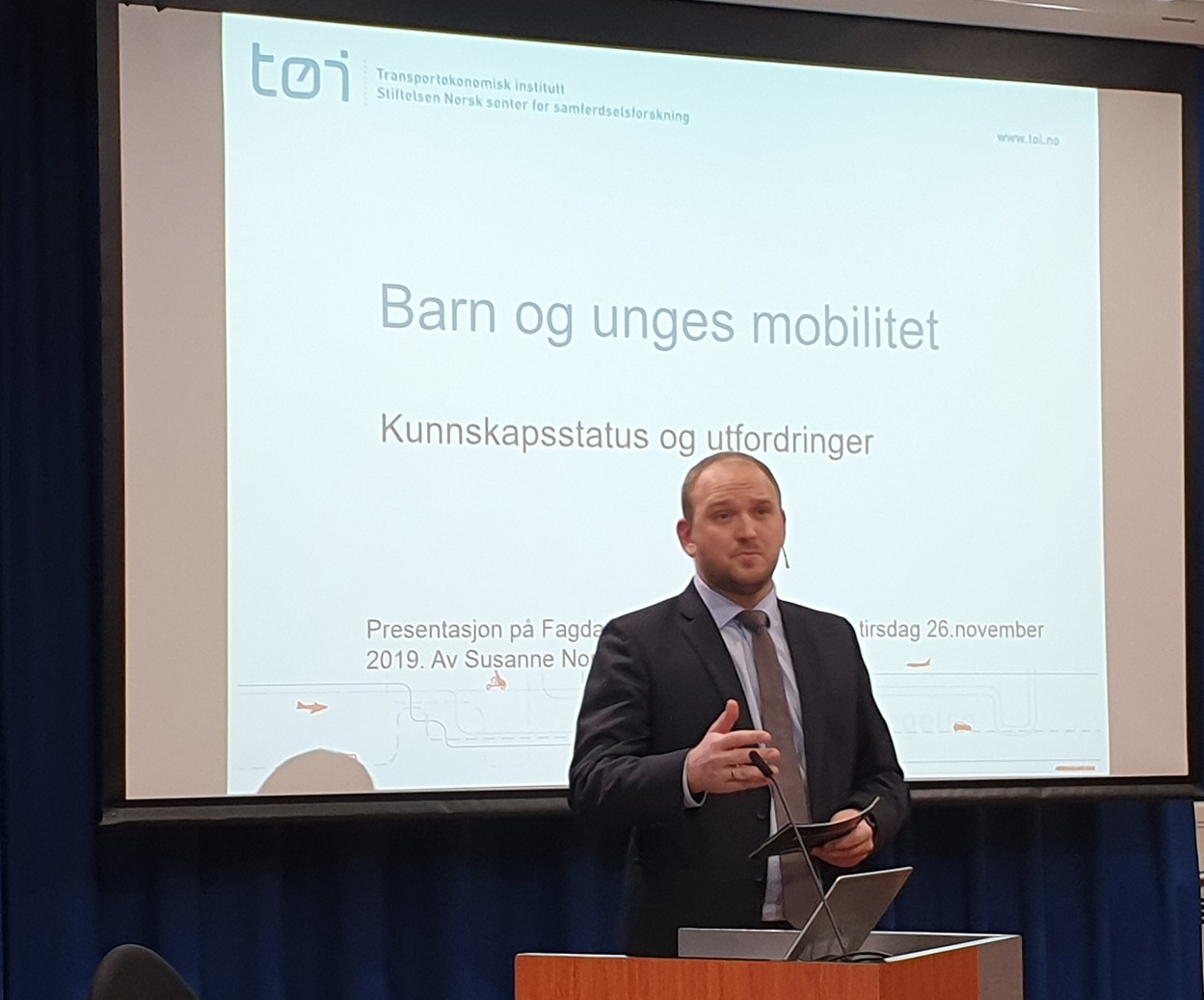 Samferdselsminister Jon Georg Dale åpner fagdagen om Barnas transportplan.