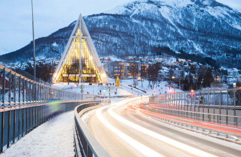 Bru i Tromsø på vei til Ishavskatedralen.