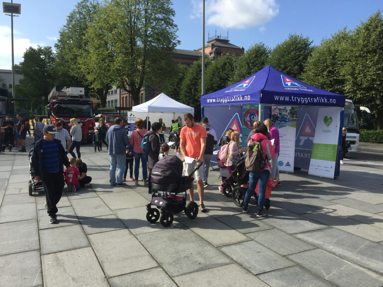 Folk foran et telt fra Trygg Trafikk